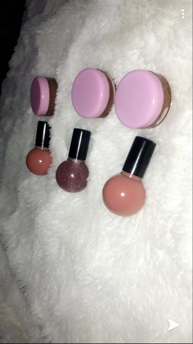 LipsByMarie1's tweet photo. ITS GIVEAWAY TIME 💕💕 The Instructions On How You Enter Is Down Below ☺️ https://t.co/XAtbYBmPBn