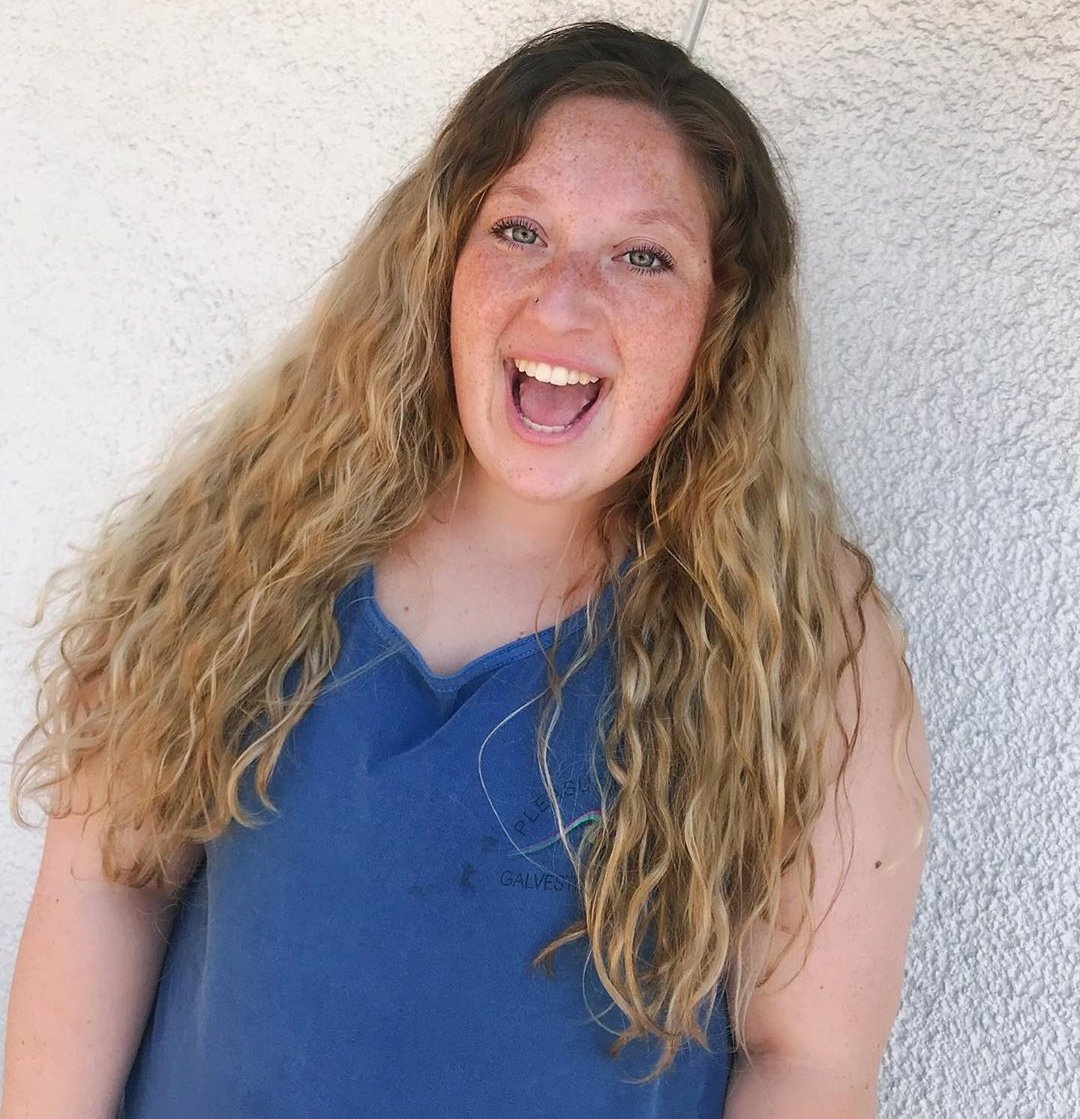 "I remember meeting her for the first time and it felt like we had know each other forever already, and to me that is my favorite kind of person! I know if I ever needed anything at all, I could call her with no questions asked." 
Happy B-Day, McKinna! You are so loved. 💜🌟💙