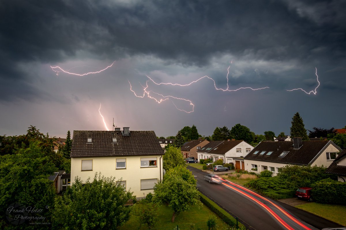 HeldtPhoto's tweet photo. #Naturschauspiel am #Abend... Das Ergebnis der letzten heißen Tage...
#Unwetter #Gewitter #Regenbogen #Kamen #Methler #Blitz #Donner #Natur #Himmel #Regen #Hagel

© Frank Heldt https://t.co/u0Wk4CDv7d