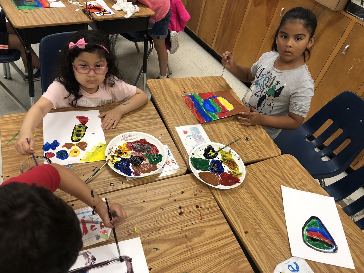 debcantu90's tweet image. What is your favorite mode of transportation? Art in the classroom! 
#summerschoollearning #bilingual #firstgradeherewecome @EscandonEagles