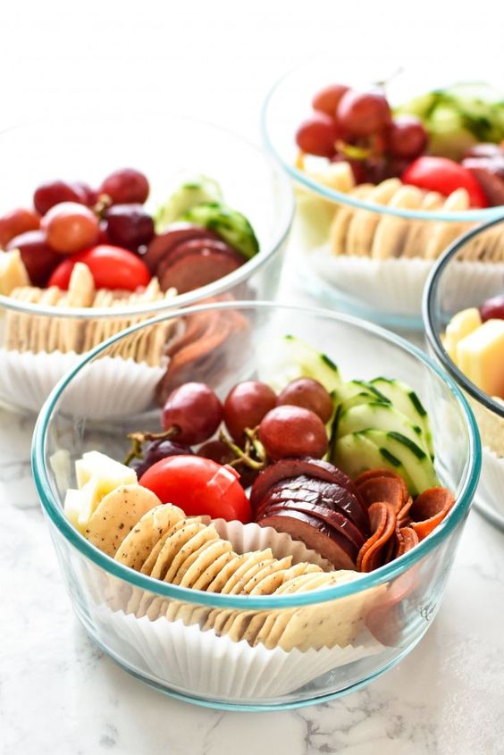 ALIMENTACIÓN EN EL EMBARAZO 

Durante el embarazo puedes consumir alimentos que contienen vitaminas E, C, B5 que ayudan a eliminar sustancias tóxicas del organismo, reparar y mantener los tejidos y estimular la regeneración del crecimiento de la piel o las uñas.