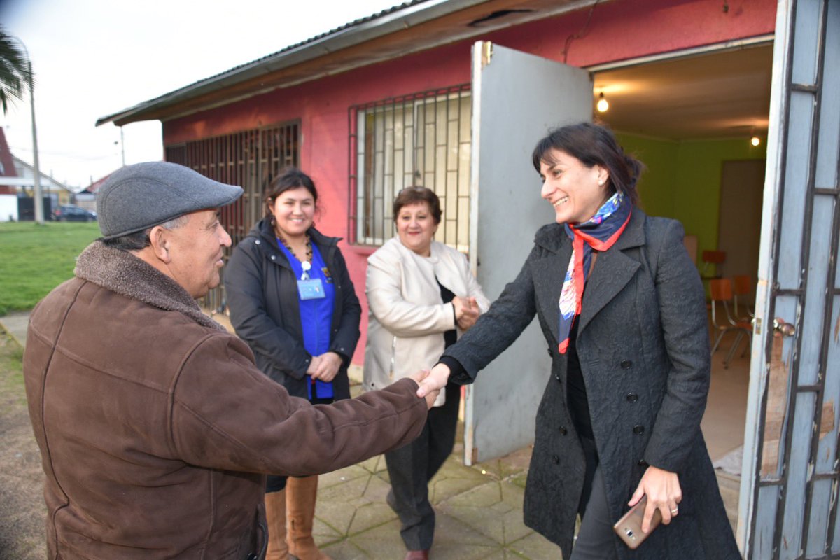 Gob_Diguillin's tweet photo. Gobernadora @paolabeckerv en #ConsejoDeDesarrollo del #CESFAM Dr. Federico Puga invitada por la #JJVV #VillaDiegoPortales de #ChillánViejo, recientemente constituida, ocasión en la que se plantean requerimientos prioritarios de @GobiernodeChile. #ÑubleEnMarcha #ChileEnMarcha https://t.co/J89a2OTuJl
