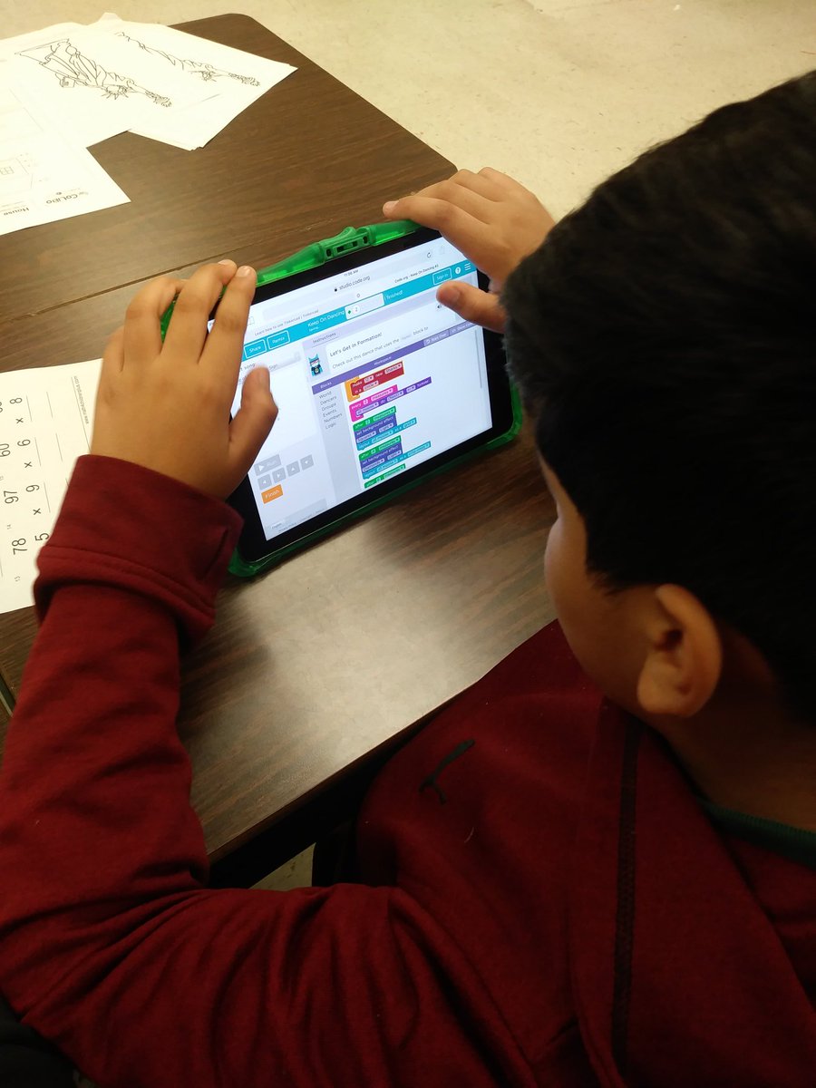 LES_ACE2018's tweet photo. Little do the kids realize how much they are learning as they are having fun. @codeorg #Minecraft https://t.co/6yf7LBv7Y5
