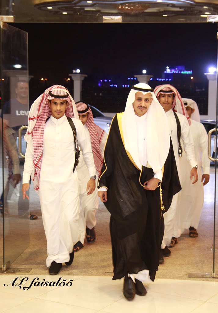 AL_faisal55's tweet photo. صور من #زواج_أحمد_بركات_البحيري  
لحظه وصول محافظ محافظة العرضيات الى قصر السلام وكان في استقباله الشيخ مونس بن سعد وأفراد قبيلته https://t.co/oEHCmoExZf