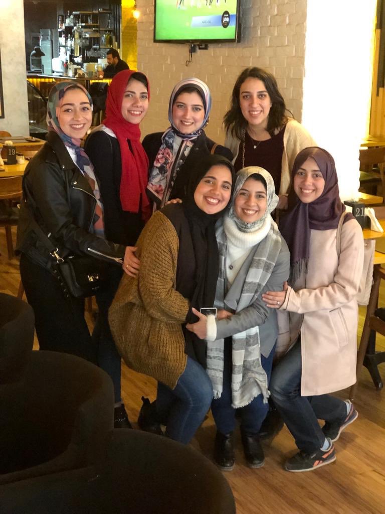 NaDaa_Ashraf's tweet photo. اول ما دخلت كلية كنت حاسة اني لوحدي مش معايا غير فاطمة اعرفها من دروس ثانوية بس دلوقتي بحمد ربنا ان كنت لوحدي و دا اداني فرصة اتعرف و اصاحب ناس من اقرب الناس ليا دلوقتي و اكتر حاجة مزعلاني في التخرج اني مش هشوفهم كل يوم و الايام ممكن تاخدنا من بعض #clinical_6 
#كلينيكال_٦_ماشيين https://t.co/sUgw87NZuJ