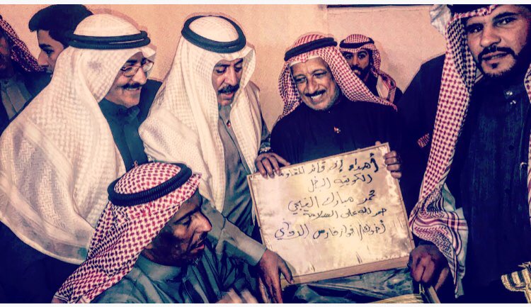 صورة #تذكاريه #فواز_الدواي 

يهدي هدية رمزيه : بشت : 

 لقائد المقاومه الكويتية 

رجل الأعمال  السيد محمد مبارك الفجي 
                     الـــرشـــيدي