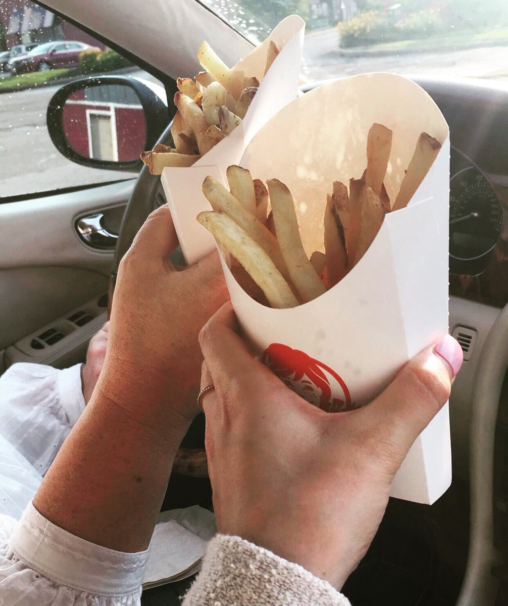 Morganbwalker's tweet image. cheers to all the people who still have no idea about their future 
#fries #cheers