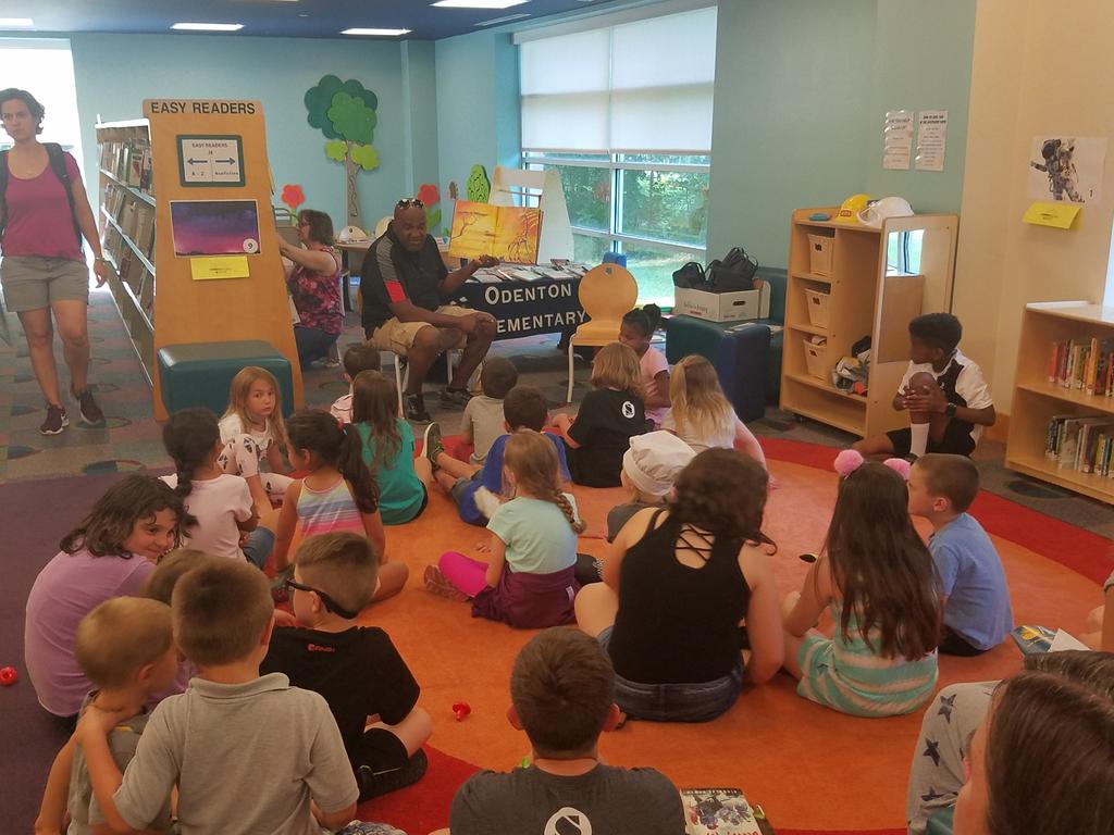 OESReading's tweet image. So excited to have Mr. Reynolds at our kick off tonight to read Giraffes Can't Dance. #AACPSAwesome #odentonesaacps #AACPSEril
#OESReads