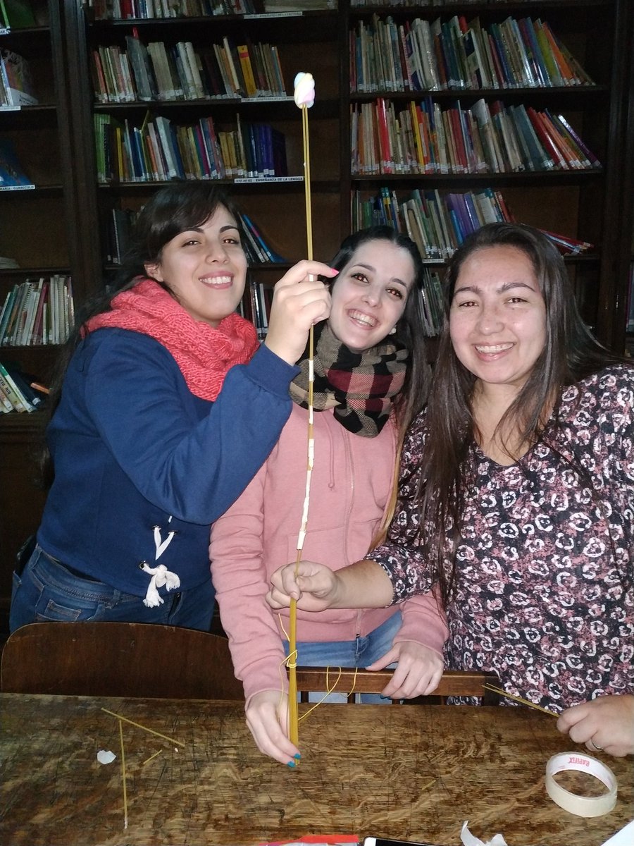 andpaula1972's tweet photo. #colaboraabp Trabajamos colaborativamente en @ciieavellaneda Desafío del malvavisco. @BAeducacion @VicZorraquin #abp https://t.co/88cX02QYTu