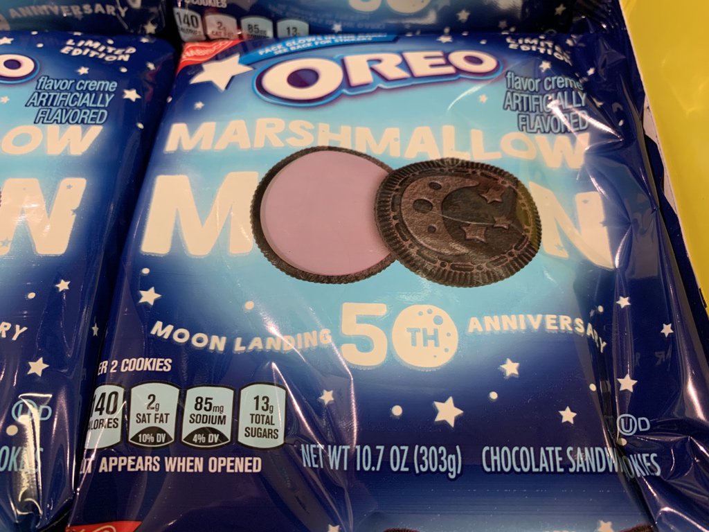 LineOreo's tweet image. Marshmallow Moon. I’m outta control!