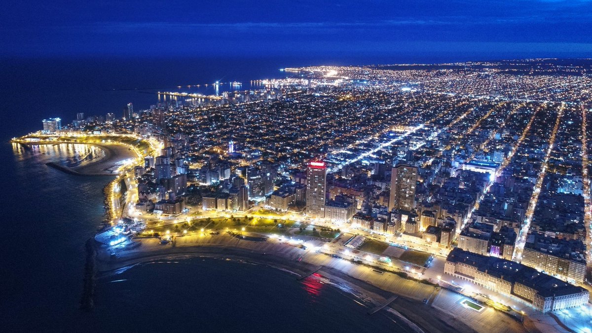 Sobrevolando Mar del Plata nocturna.
Foto: Pablo Funes <a href="/dronmardelplata/">Pablo Hugo Funes</a>