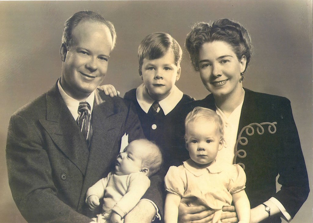 Thinking of all the fathers and families this week after Father's Day. My father, bass-baritone Mack Harrell, inspired me greatly through my youth and onwards. 

Hear the sounds of my father singing: youtu.be/kxOXYSmvHg4