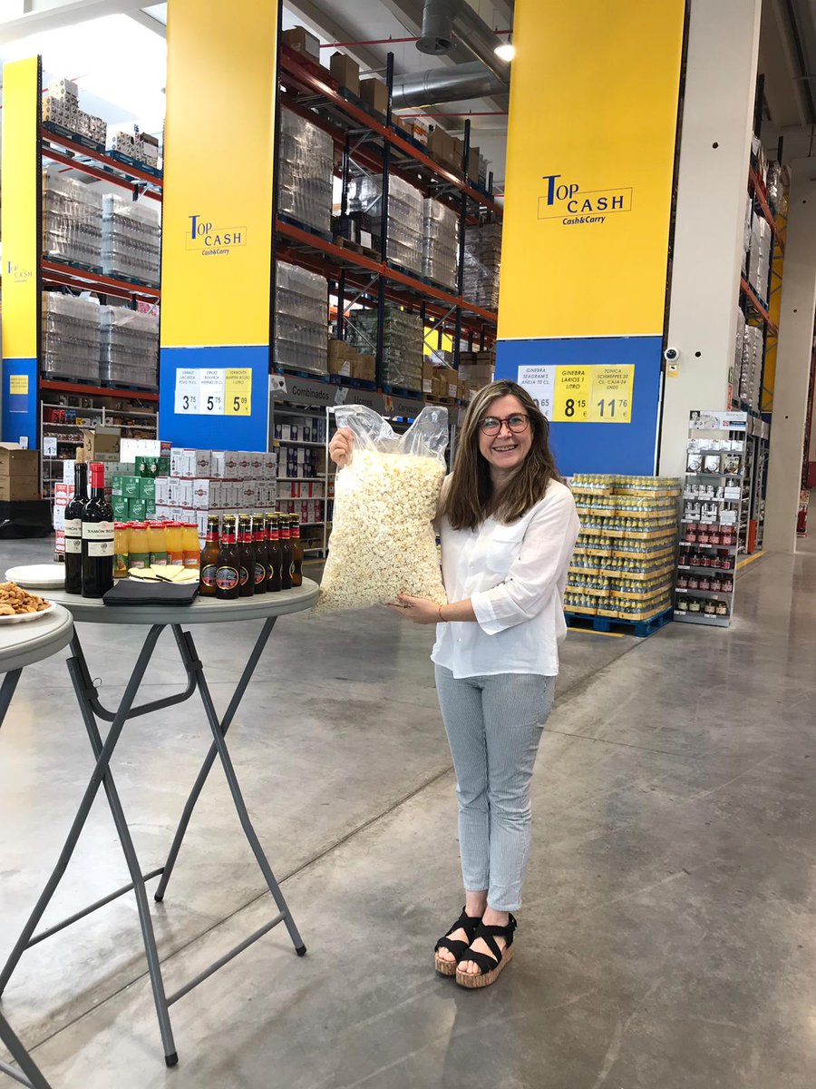 ondacerolarioja's tweet photo. Hoy hemos pasado una tarde estupenda en #TopCash con los trabajadores y encargados de esta gran nave en el Polígono La Portalada donde encontrarás todos los productos de alimentación que necesites en tu negocio. Marisa se llevo una gran bolsa de Palomitas para el programa de cine https://t.co/HAJFTPeZvF
