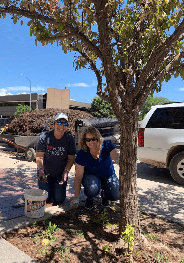 _GPSFoundation's tweet photo. Sprucing up our downtown GPS Administration Building today! #CommunityPride #OTDaysPrep #WelcomeGHSAlumni #ParadeReady https://t.co/cFcpAj5Aip