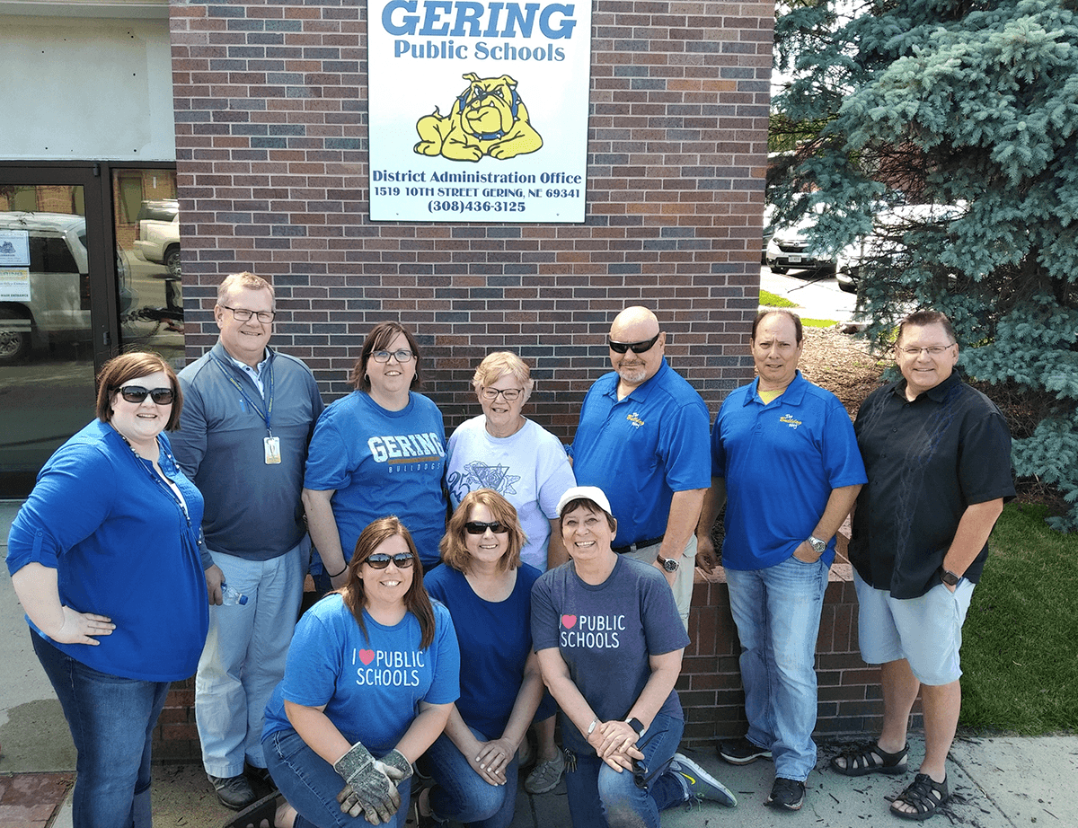 _GPSFoundation's tweet photo. Sprucing up our downtown GPS Administration Building today! #CommunityPride #OTDaysPrep #WelcomeGHSAlumni #ParadeReady https://t.co/cFcpAj5Aip