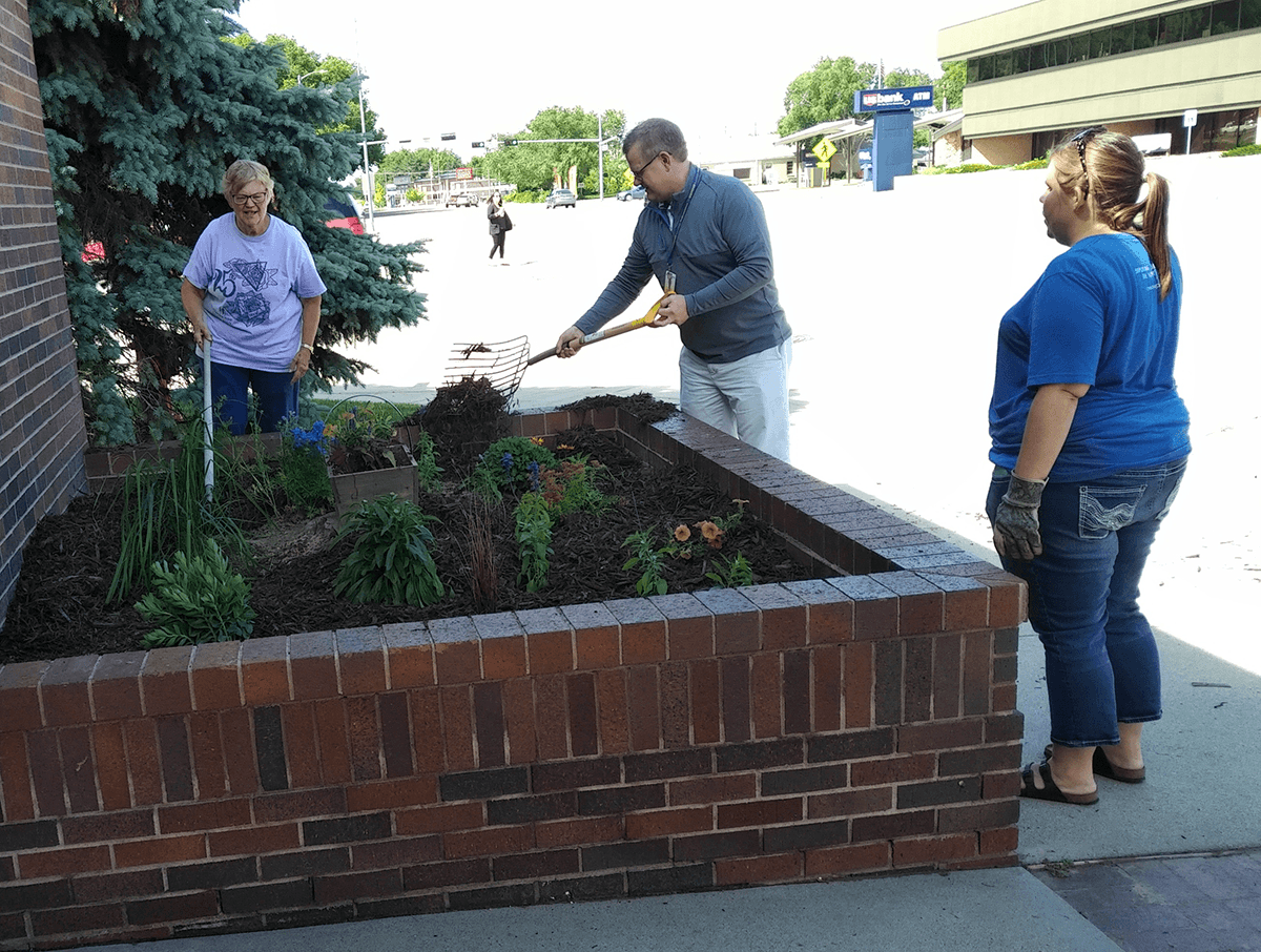 GeringBulldogs's tweet photo. Sprucing up our downtown GPS Administration Building today! #CommunityPride #OTDaysPrep #WelcomeGHSAlumni #ParadeReady https://t.co/3sGBV6dXaj