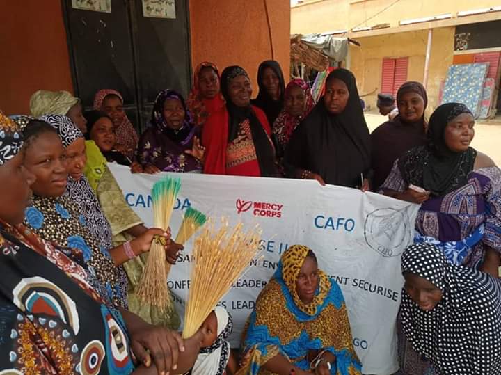 RenedepMali's tweet photo. Les Sofas Patriotes et les Amazones Démocrates de la Coordination Locale du réseau à #Ansongo se sont mobilisés pour accompagner nos alliées stratégiques de CAFO dans une activité d'assainissement à travers l'appui financier de #MERCY_CORPS. Ensemble nous ferons le Mali. https://t.co/nMClRVMYsQ