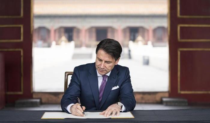 "Signori della UE, veniamo noi con questa mia addirvi una parola. Che scusate se sono pochi ma due miliardi, punto e virgola, a noi ci fanno specie che questanno c'è stato una grande moria delle vacche, come voi ben sapete, e questa moneta servono che voi vi consolate...”