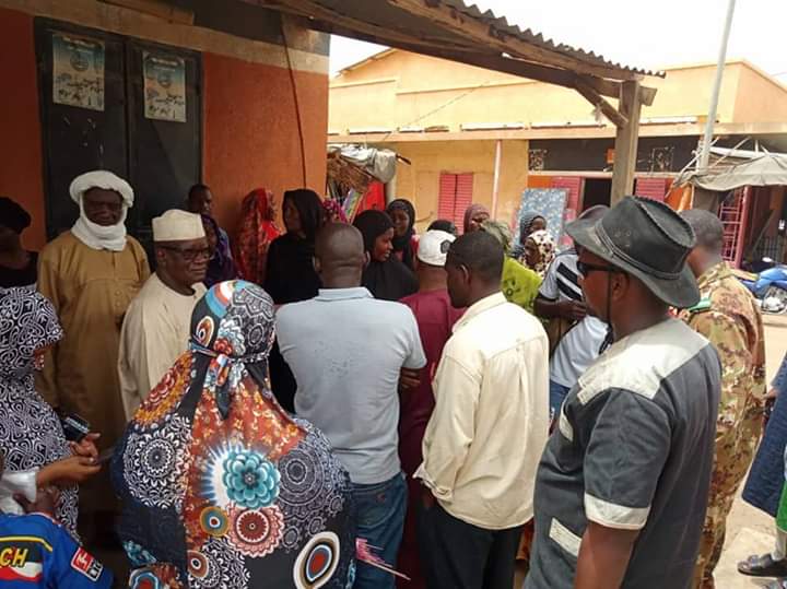 RenedepMali's tweet photo. Les Sofas Patriotes et les Amazones Démocrates de la Coordination Locale du réseau à #Ansongo se sont mobilisés pour accompagner nos alliées stratégiques de CAFO dans une activité d'assainissement à travers l'appui financier de #MERCY_CORPS. Ensemble nous ferons le Mali. https://t.co/nMClRVMYsQ