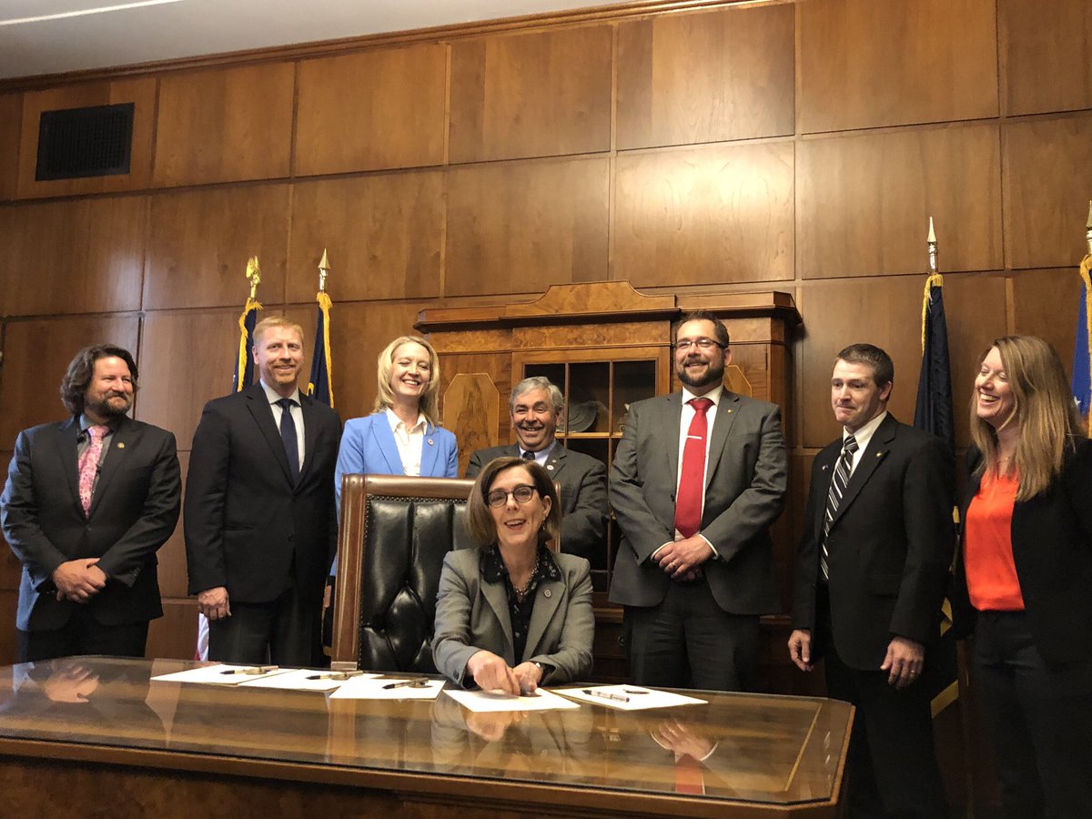 JackZikaOR's tweet photo. Today, Gov. Brown held a ceremonial signing for our Redmond affordable housing legislation that passed two months ago! Redmond will be able to add 485 new and affordable homes into the area, helping alleviate Central Oregon’s housing crisis. #orpol #orleg https://t.co/3ZjvYJXXiq
