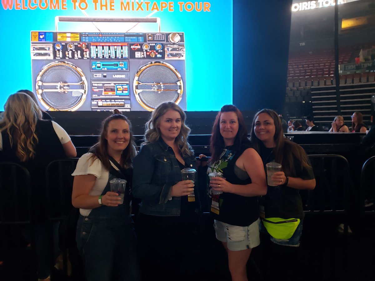 SaryOnTheBlock's tweet photo. #Mixtapetour Let's get this party started!!! @NKOTB @DonnieWahlberg @Teener29 https://t.co/1iHF5XyDek