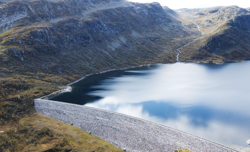 шринагар кашмир. озеро валькакынмангкы. вода озеро. озeро "бездонное", солнечногорск, россия. кашмир индия.
