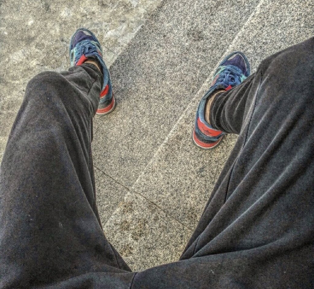 雨天，适合在房间里舔脚玩菊。脚在嘴里，拳在逼中。上下开动，其乐无穷。嘿嘿。