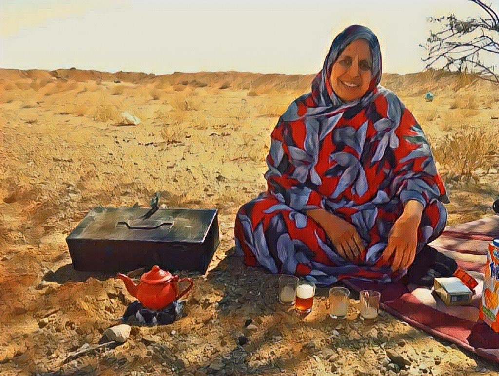 Nadie elige ser refugiado. Mi madre tampoco. Hace más de 40 años tuvo que huir de su hogar. Tuvo que elegir entre las bombas y un desierto inhóspito. Hoy día, junto a otros 200mil saharauis, sigue esperando una paz que le permita abandonar el desierto. #DiaMundialdelRefugiado