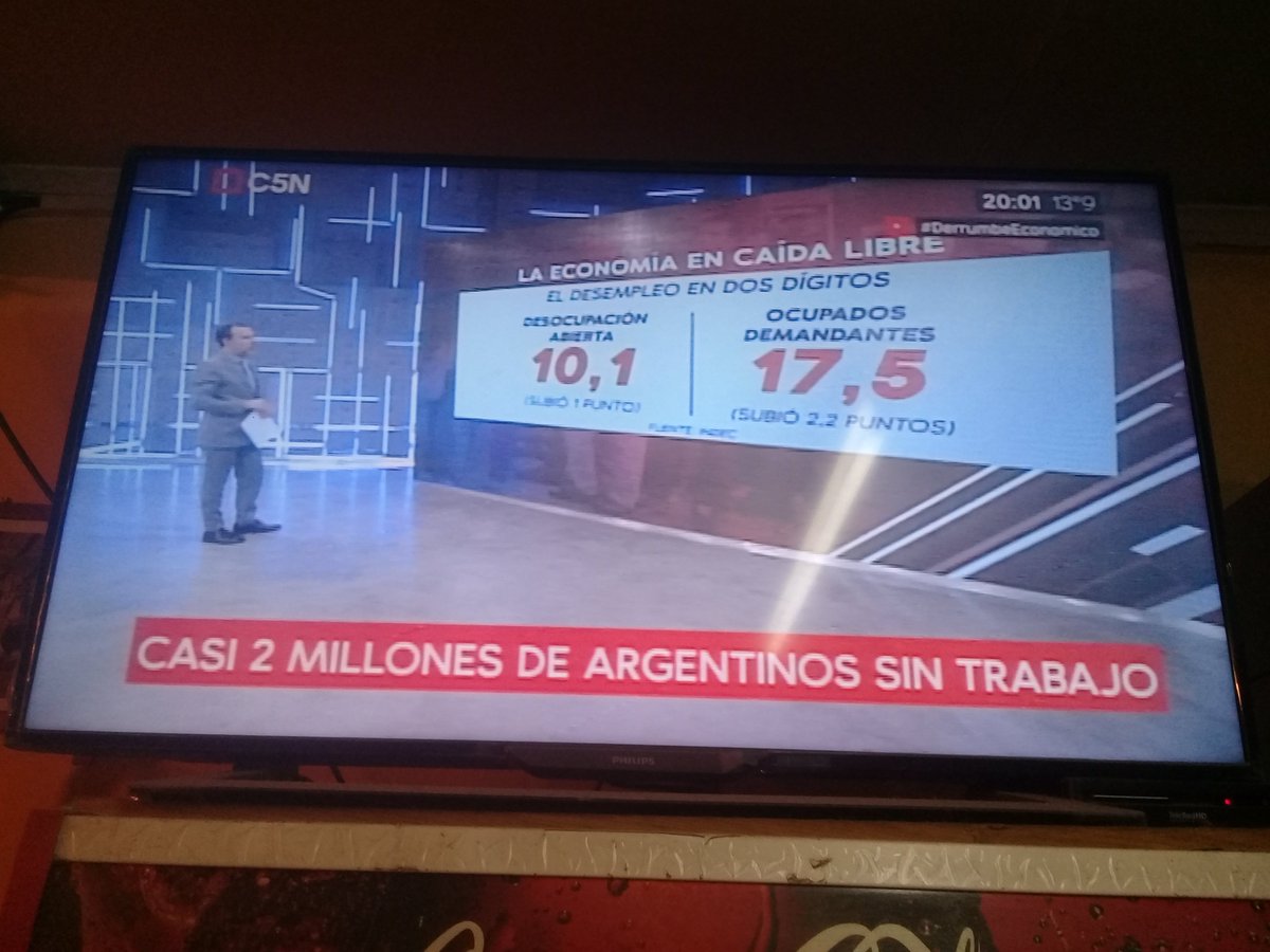 SayagoLuis11's tweet photo. A pesar que Macri hace un gran esfuerzo para tapar la #Realida , el #DerrrumbeEconomico que produjo en #Argentina no se lo tapa con nada y las consecuencias se ven en los 2 dígitos de #Desocupación que pasamos a tener y que no había hace 15 años. https://t.co/gZ22QB7Sl9