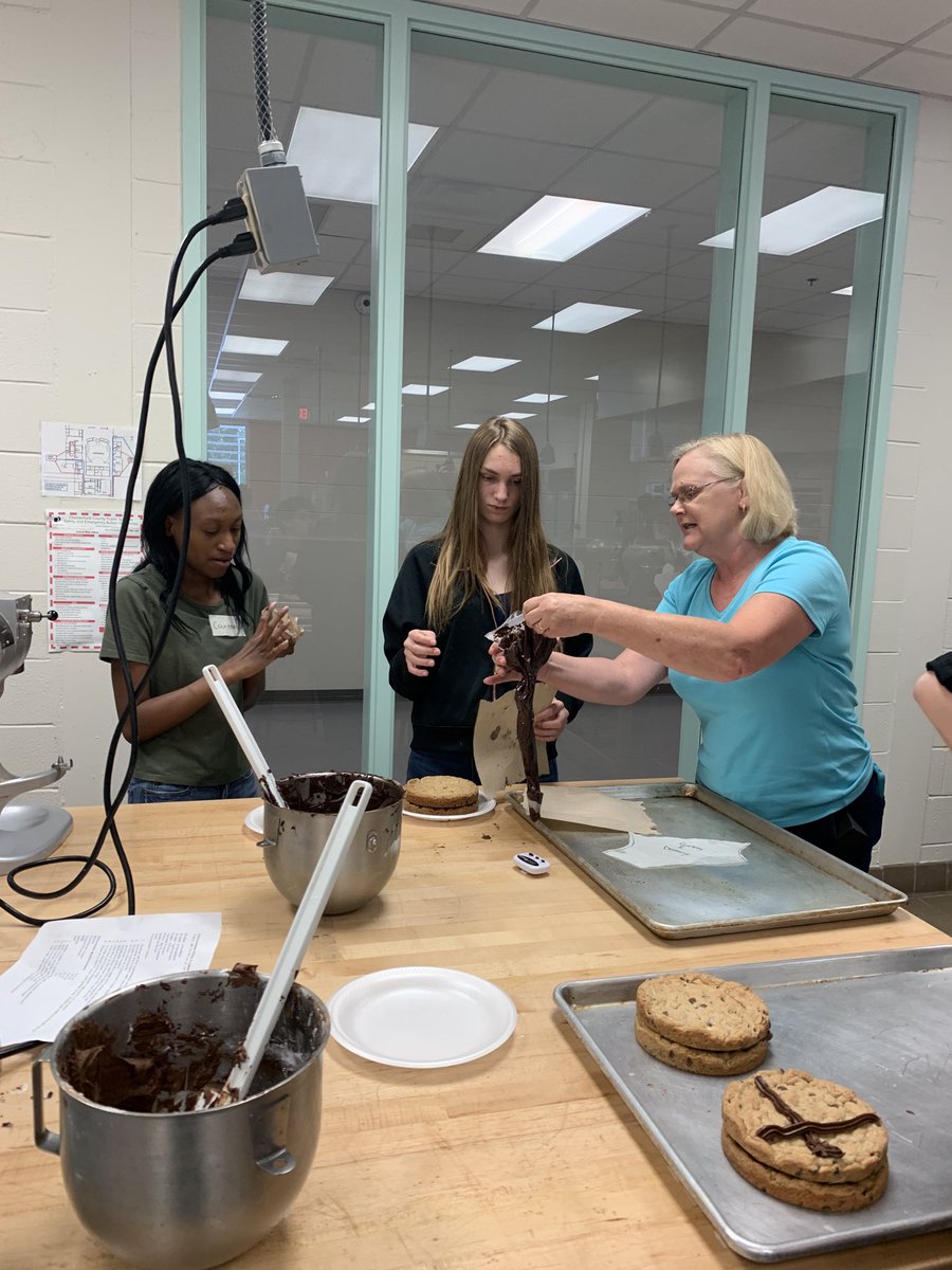 RobynSHilton's tweet photo. Chef and Dr Bryant assisting with icing and checking out the chocolate chip cakes.  Yummy https://t.co/XDCrdKlKja
