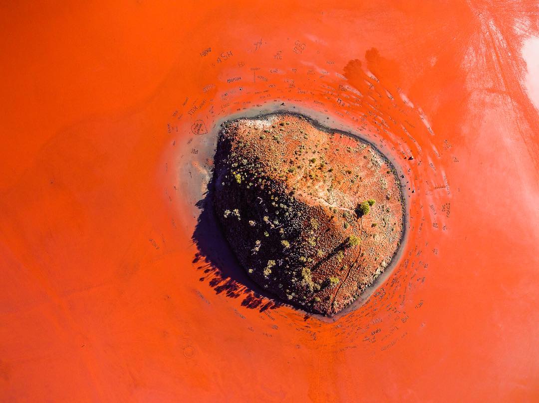 How cool is this view of Lake Ballard? In the middle of the vast salt lake, famous for its 51 steel statues, sits "Salt Lake Hill". You can make the short hike to the top to see right across the lake and spot all of the statues, glimmering in the distance. Pic: IG/air.framed https://t.co/FVS5Ahd8tZ