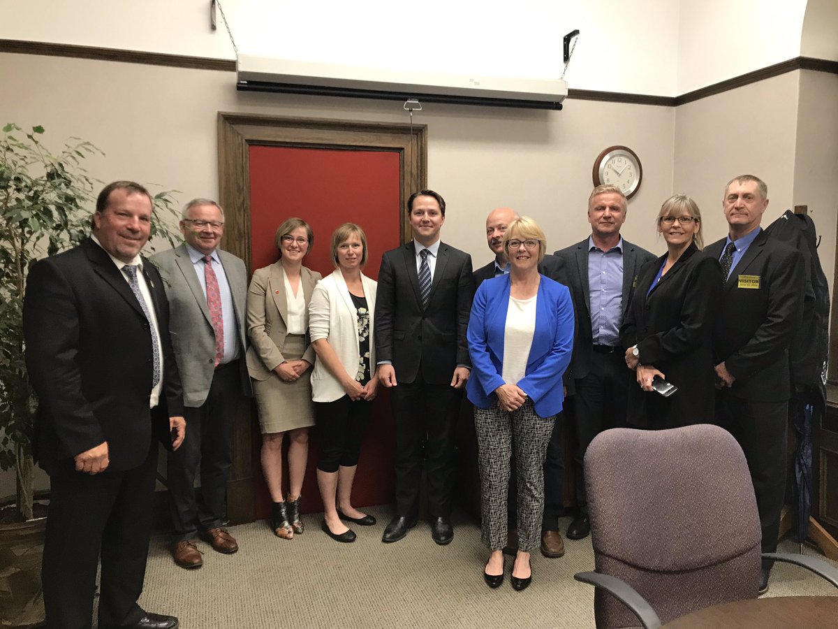 Seeds_Canada's tweet image. We were pleased to be in #Edmonton today to meet with Minister @DevinDVote on fusarium head blight (FHB), which is regulated as a #pest in #Alberta.  Along with our seed industry partners, we discussed unlocking best management practices to combat this harmful disease!