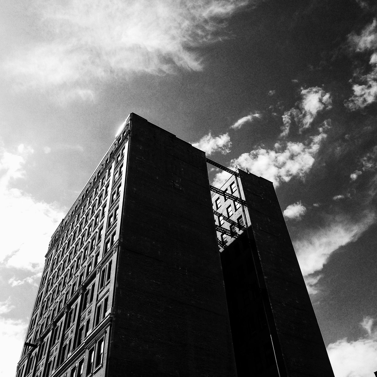 kimrullo's tweet image. Silhouette 

#pittsburgharchitecture #silhouette. #bnw_rose #streetphotography #photography #blackandwhitephotography #bnw #bnw_photography #sky