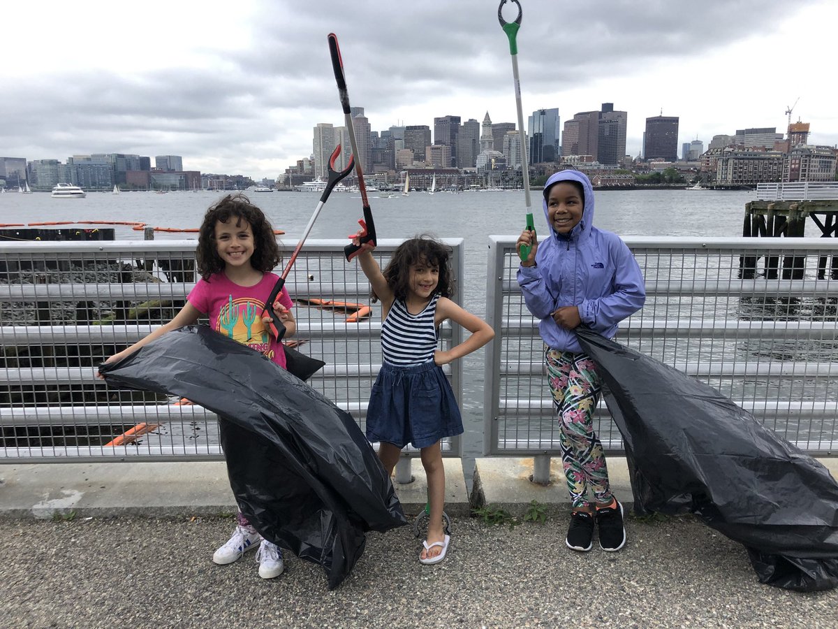 Harborkeepers's tweet photo. These #Eastie girls from the Maverick waterfront neighborhood decided to do a mini pop-up clean up all on their own. The park happened to be cleaner than usual today so they tackled the bottle caps & cigarette butts. #HarborHeroGirls #PopUpCleanUp #LoPrestiPark https://t.co/AxC4PEj3v9