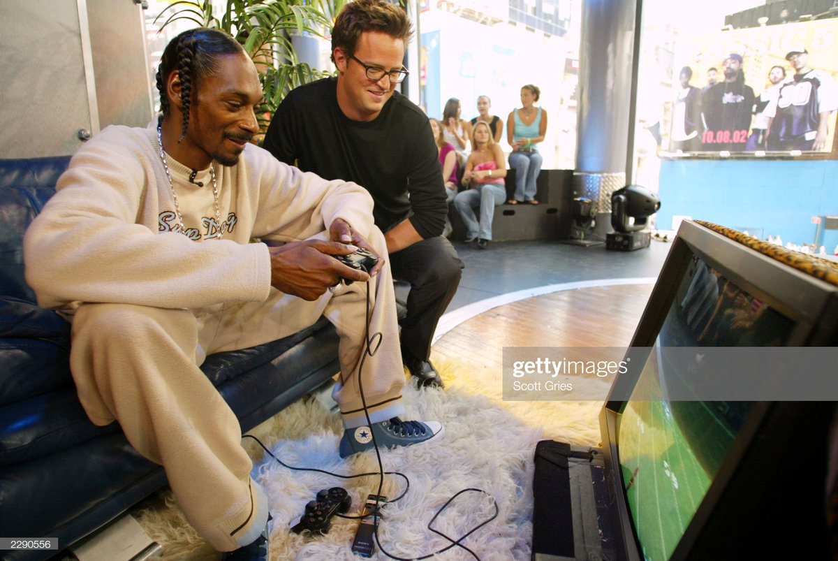 Snoop Dogg and Matthew Perry playing PlayStation 2