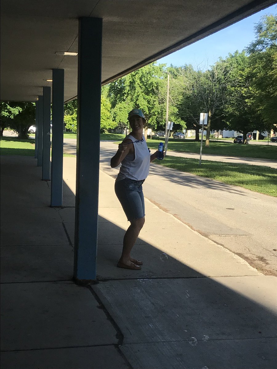 CollegeavenueSS's tweet image. Last official day of classes @CollegeavenueSS 
Starting the day off with a few bubbles 👍
#celebratingeveryday #excited #finalassessment #exams #memories #CASScares #summer