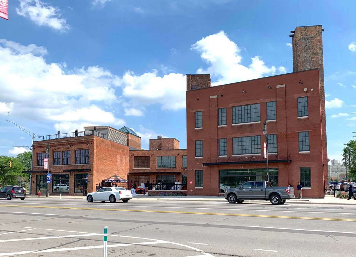 Autoline's tweet image. A big thank you to @Ford for inviting us to a night of fun, food and Fords to celebrate the 1 year anniversary of their acquisition of Michigan Central Station and the opening of their new Michigan Central Information Center!

#Detroit #Ford #InfoCenter #MichiganCentralStation