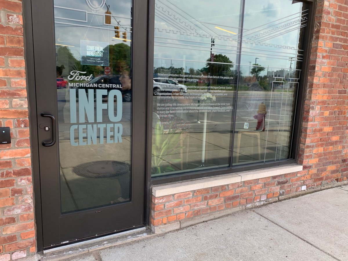 Autoline's tweet image. A big thank you to @Ford for inviting us to a night of fun, food and Fords to celebrate the 1 year anniversary of their acquisition of Michigan Central Station and the opening of their new Michigan Central Information Center!

#Detroit #Ford #InfoCenter #MichiganCentralStation