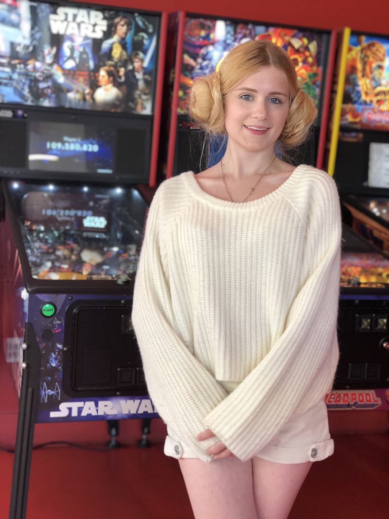 Snugzmeow's tweet image. Dressed like Leia trying to get into the top 3 scores on a game from 1980, hi be my friend #buttonmash