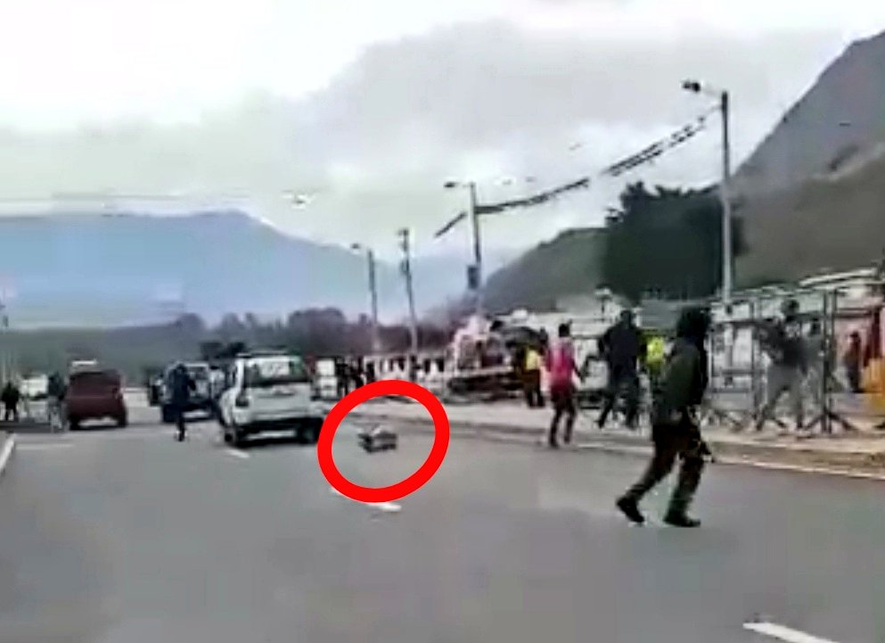 cronicacuenca's tweet photo. #ÚltimaHora: David V., uniformado de la @PoliciaEcuador fue sentenciado a 3 años y 4 meses se prisión, por el delito de extralimitación en la ejecución de un acto de servicio, que ocasionó la muerte de Andrés Padilla, en #Mascarilla, #Ibarra, en 2017. vía @mercurioec https://t.co/FghbGT9lxQ