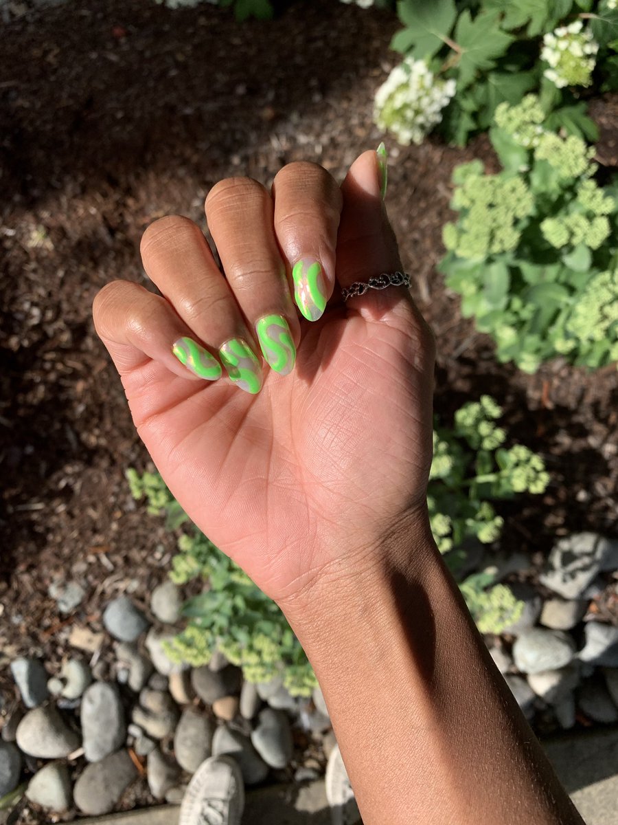 Have a lil looksie at my nails of the quarter.  (I thought I was somebody I’m not when I got this green chrome today.)