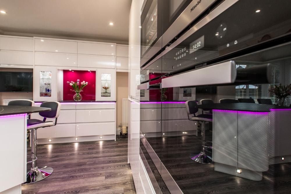 The island has a dropped level oak dining table attached, the units being topped with Dekton Kelya compact work surfaces. 
herbertwilliam.co.uk/portfolio/mode…
#kitchenisland #breakfastbar #kitchendesign