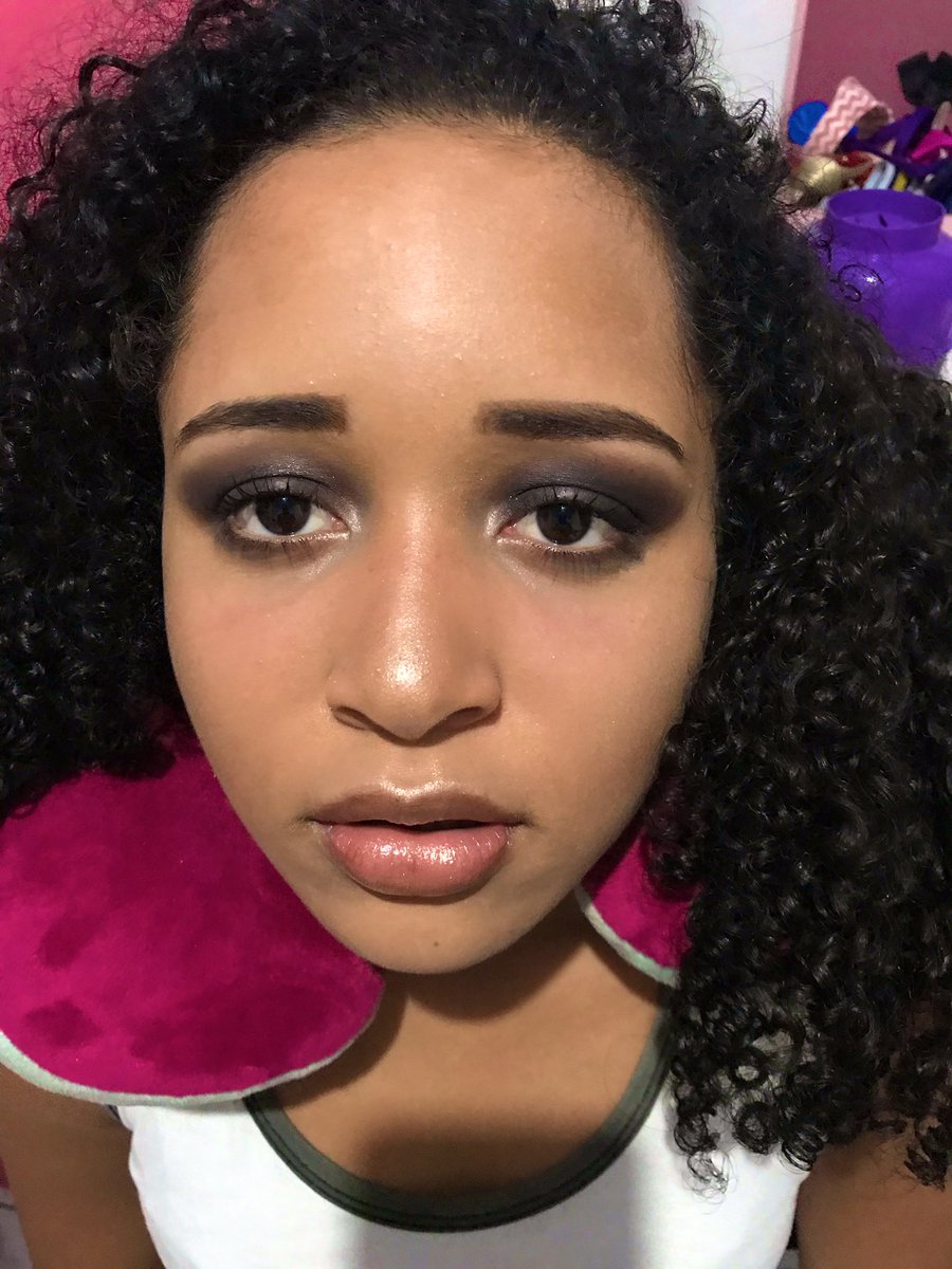 Make_byleticia's tweet photo. • Make para noite. 💖 

#Maquiagem #make #makefoto #letmakeup #makeup #makerj #makero #makeunamar #aquarius #makebarra #makenoite #makebabadeira #makeupoficial #maquiagemro https://t.co/JUWBqllJSn