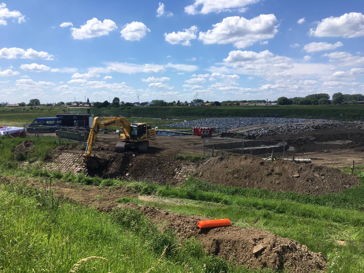 RWS_ZN's tweet image. Vorig jaar zijn we gestart met het verplaatsen van twee pijpleidingen die door de Hemelbeekduiker liepen onder het #Julianakanaal bij Kasteel #Elsloo. De leidingen lagen op 75 cm onder de bodem van het kanaal, nu op 14 meter. (1/2)