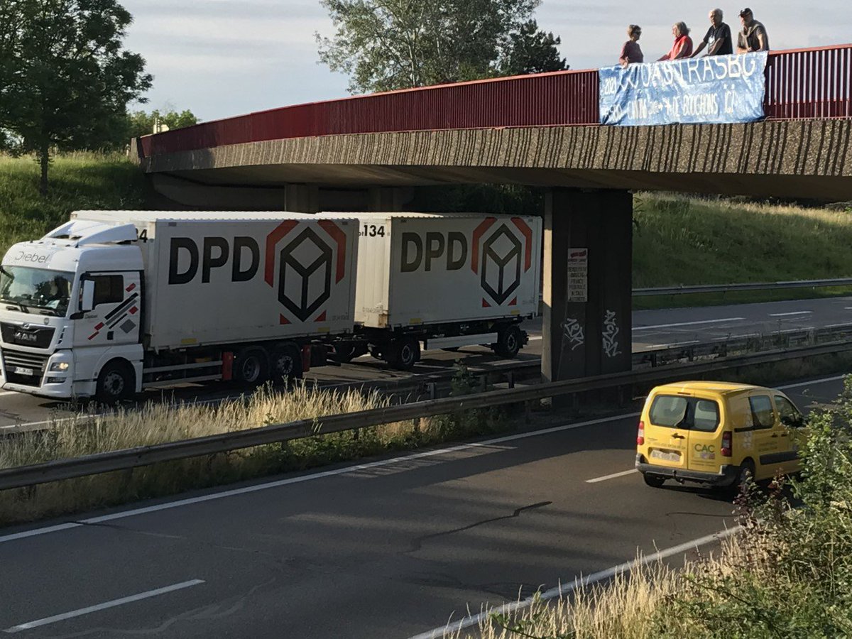🔺 ACTION EN COURS 🔺 6 citoyens engagés d’@AlsaceNature #Colmar  sur le pont d’ #Ostheim #CentreAlsace sensibilisent les habitants et automobilistes sur le projet de couloir à camions #A35 #OpérationPonts #GCONONMERCI