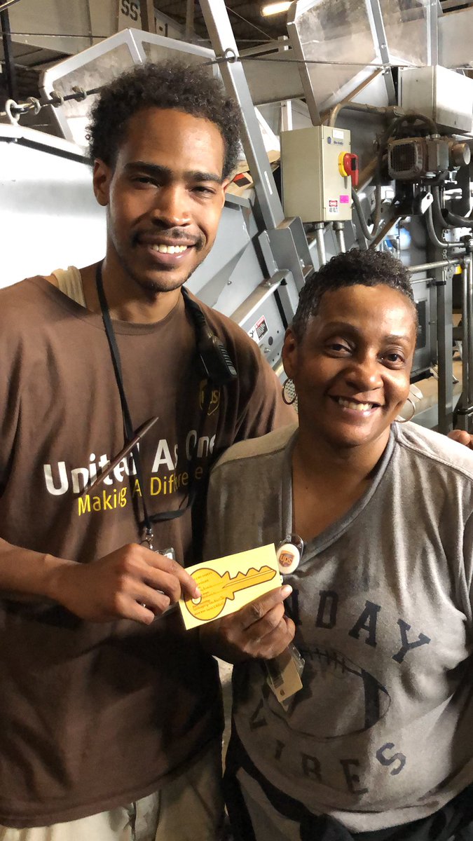 ranastasiaUPS's tweet photo. Supervisor Greg Tucker recognizes Beth Goodwin for staying hydrated.
#keys2mysafety #keys2retirement @JohnEitel2 @UPSTrayceParker @EricLinderUPS @ChesapeakUPSers #TeamPHLSnaps https://t.co/ku2YjyK7UW