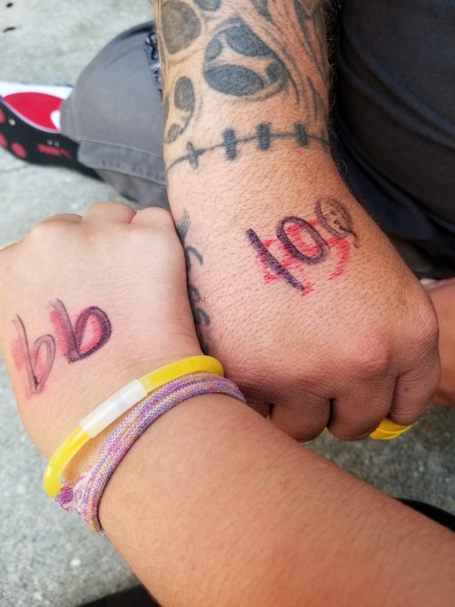 SarahShano's tweet photo. @tylerrjoseph @joshuadun my girl's very 1st concert! Stood in the heat since 6AM! Slight issue w/numbering the line, but they made it in the 1st 100 &amp; I THINK IT PAID OFF!!! @banditourlive https://t.co/5pwGCY2x2J
