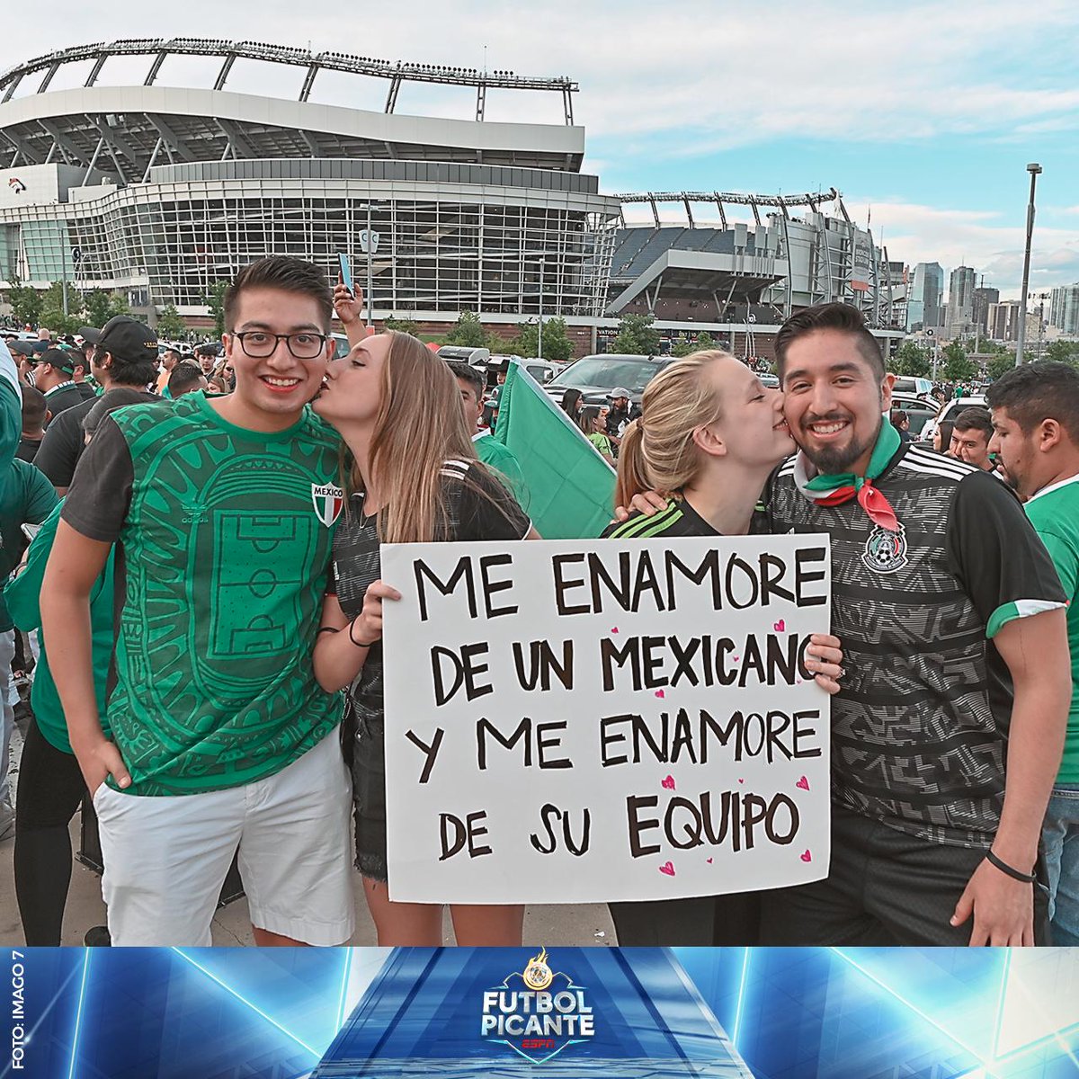 futpicante's tweet photo. El Tri juega en la Copa Oro y el amor está en el aire... 😍

Necesitamos un título para la foto de estos aficionados mexicanos. 😘🇲🇽

🇲🇽 🆚 🇨🇦 https://t.co/CzZNWkIWid