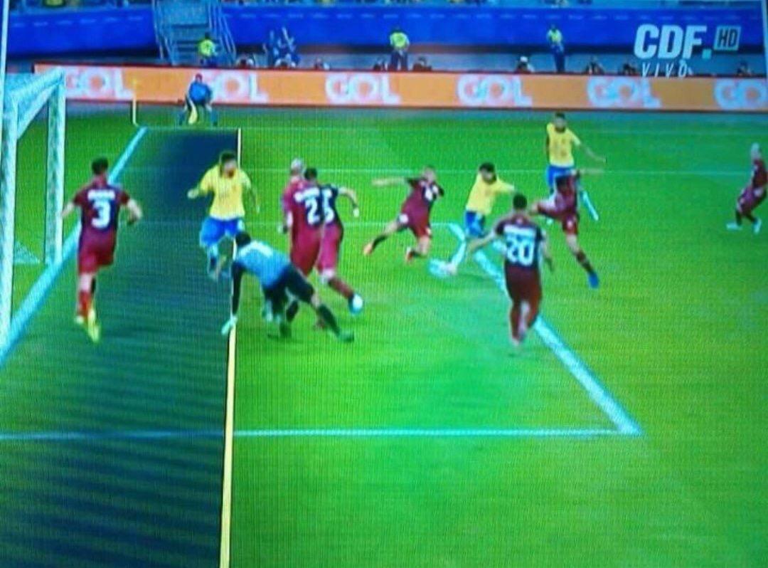 CA8_SPORT's tweet photo. @Alex_candal muéstrale la fotico al turco @TurcoHusain ... saludos desde Vzla Cracks https://t.co/120pu0i6Vz