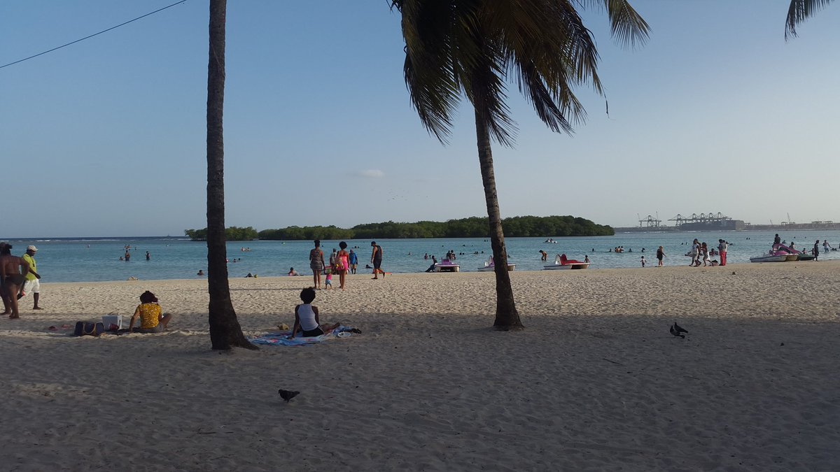 Playa de Boca Chica / Republica Dominicana ....cuando nos visiten no dejen de comerse un crujiente Yaniqueque fritos verdes y pescado frito con aguacate...se me hace la Boca Agua